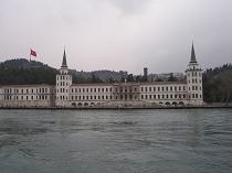в этом здании в османские времена находилось министерсто военное-морского флота